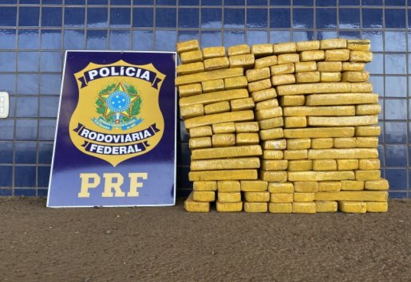 A droga era transportada em um Corsa, com placas do Paraná (Foto: Cristian Losch)