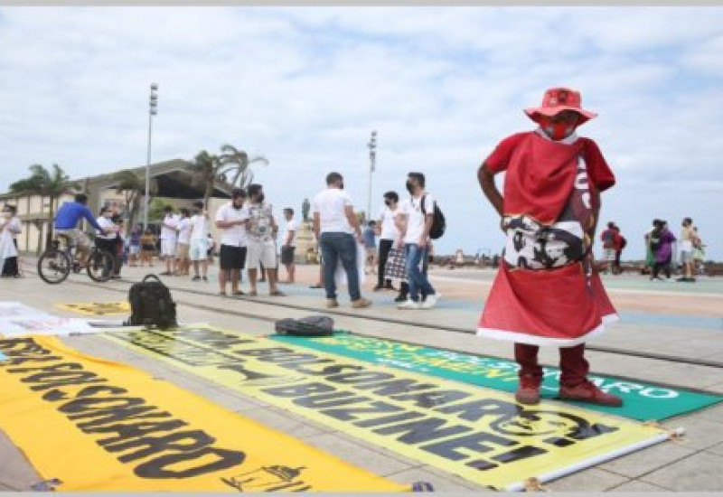 Manifestação contra Jair Bolsonaro no centro do Recife, neste domingo (12) - Foto: Filipe Jordão / JC Imagem