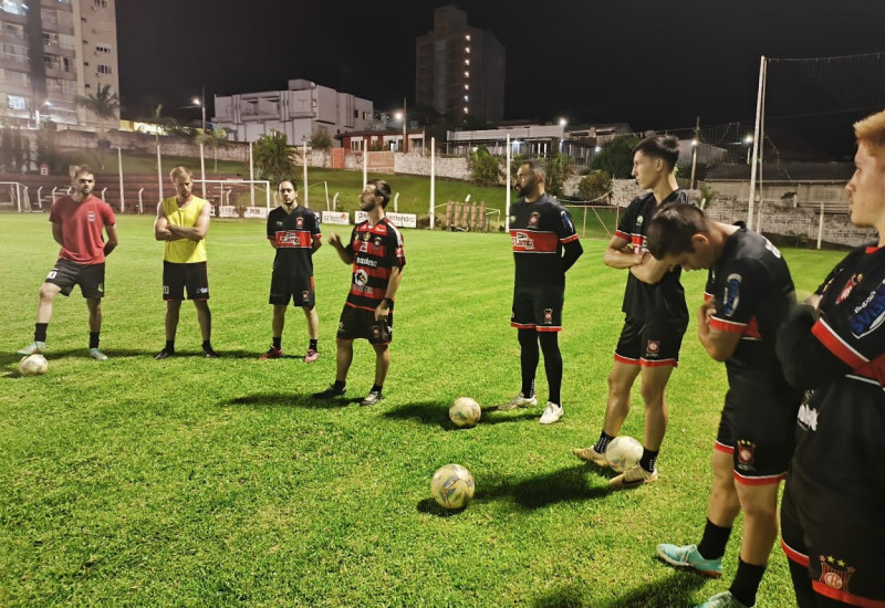 Após treino produtivo, clima no vestiário bugrino ficou mais leve (Foto: Arquivo/JRTV)