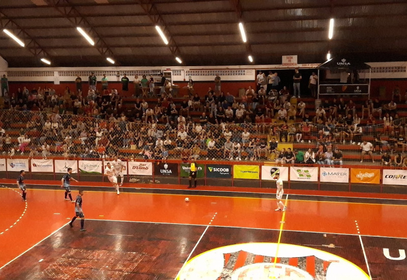 Hora da torcida ser o sexto jogador no São Miguel Futsal (Foto: Stenio Wathier/JRTV)