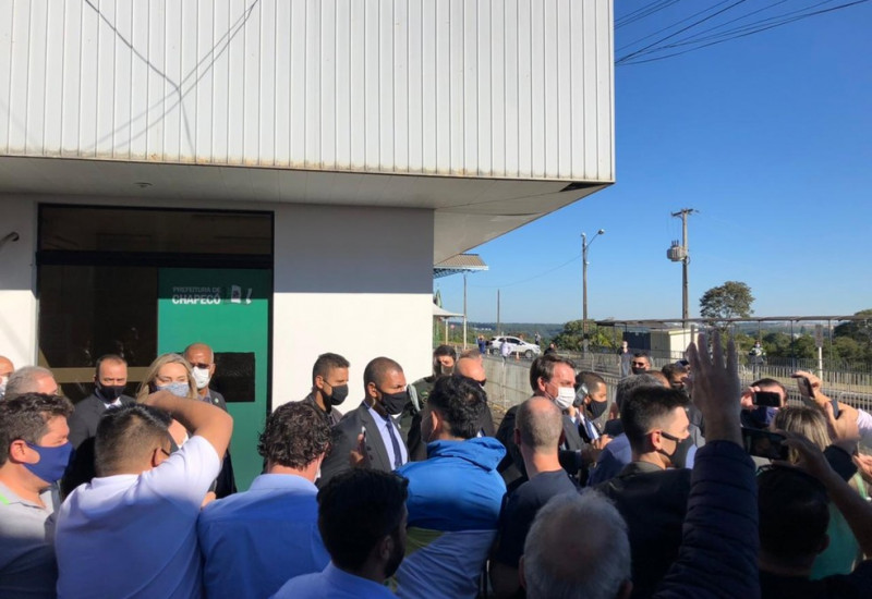 Bolsonaro chegou ao aeroporto de Chapecó por volta das 9h desta quarta-feira (07) — Foto: Fernanda Moro/NSC TV