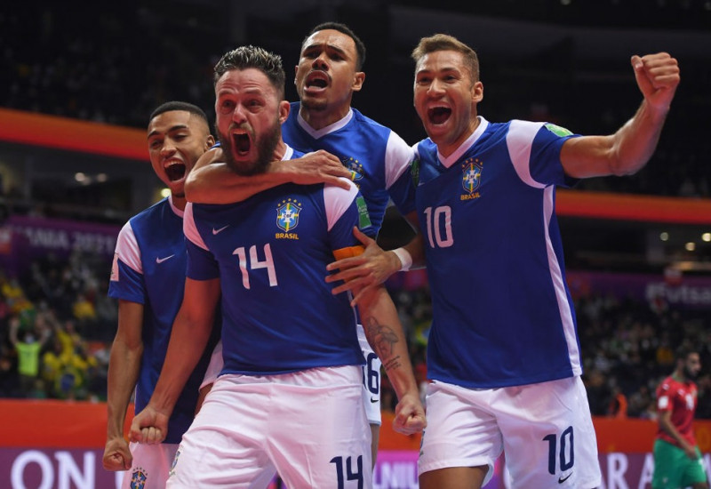 Rodrigo comemora o 1° gol do Brasil com Pito, Dieguinho e Leozinho — Foto: Alex Caparros/FIFA