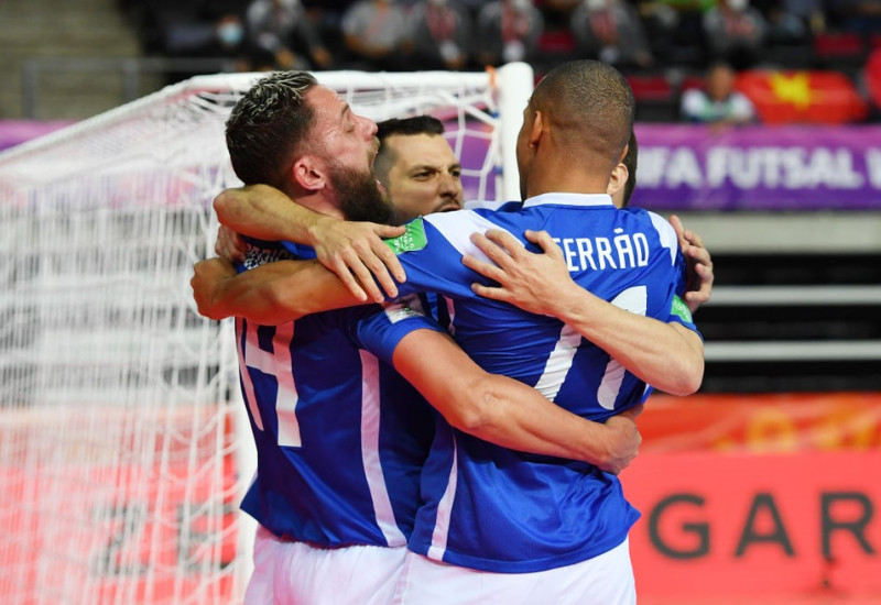 Brasileiros comemoram um dos gols sobre o Vietnã — Foto: Chris Ricco/FIFA