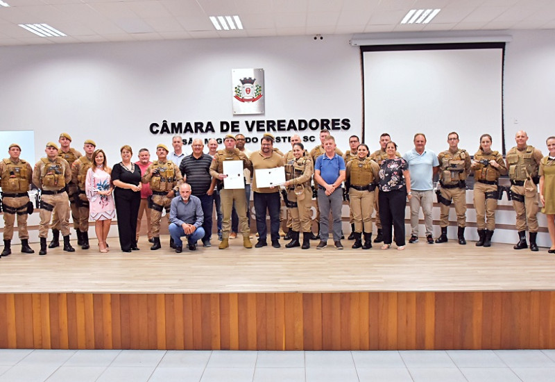 Moção de aplauso foi entregue a membros da corporação | Foto: Tiarajú Goldschmidt/Câmara de Vereadores
