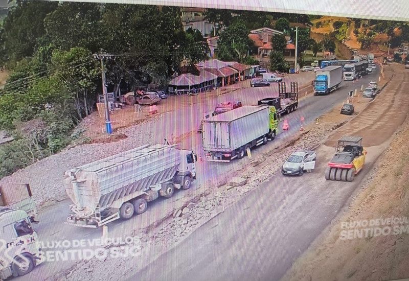 Foto: Obras tornam o trânsito lento na BR-163, em Guaraciaba (Foto: Reprodução/Vigi Câmeras)