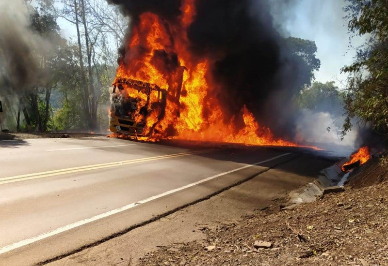 Fogo atingiu carreta no início da tarde desta quinta-feira (Fotos: Redes Sociais)