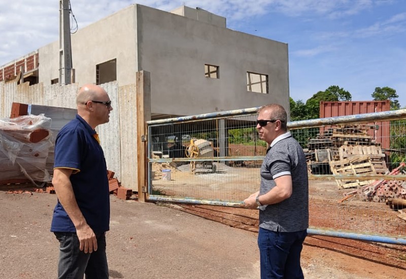 Marcos Sabedott e Maurício Eskudlark durante visita ao canteiro de obras da Casa de Apoio