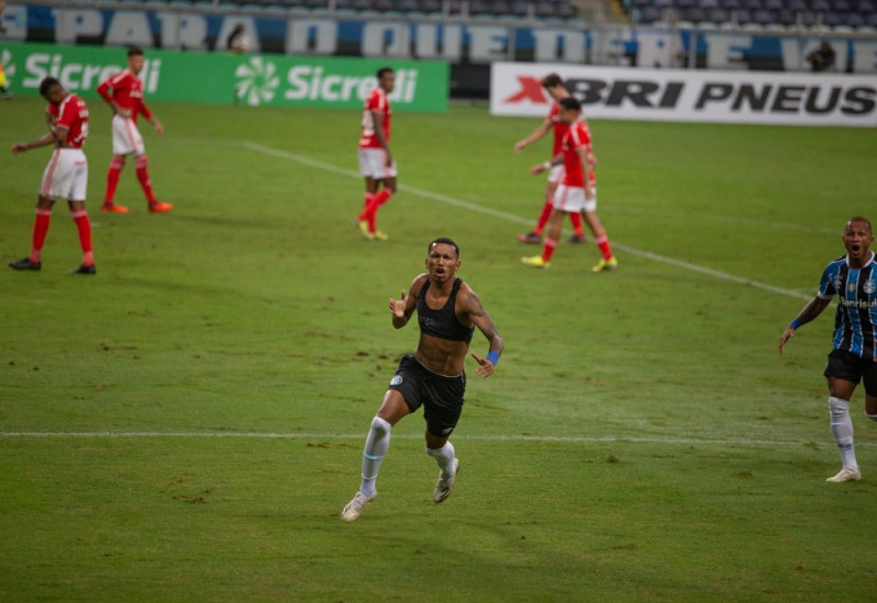 Leo Chú saiu do banco para dar a vitória ao Grêmio no clássico