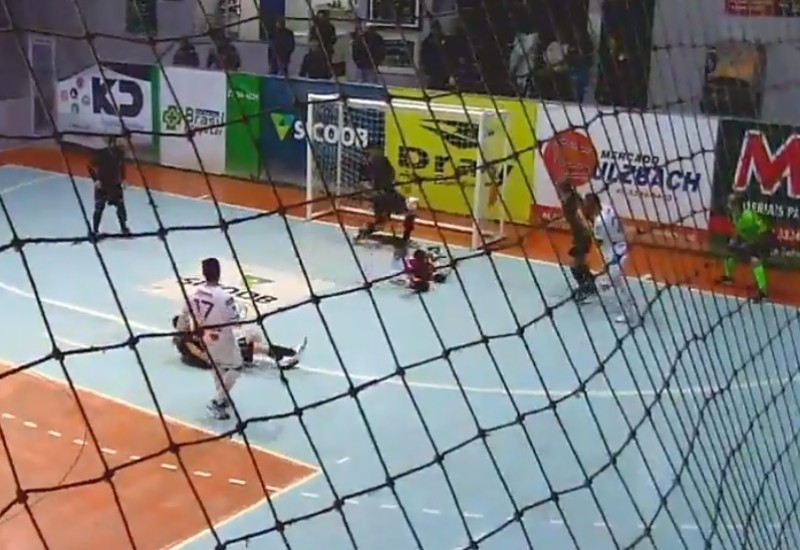 A primeira polêmica do jogo foi o pênalti e expulsão de Gabi ainda no primeiro tempo.