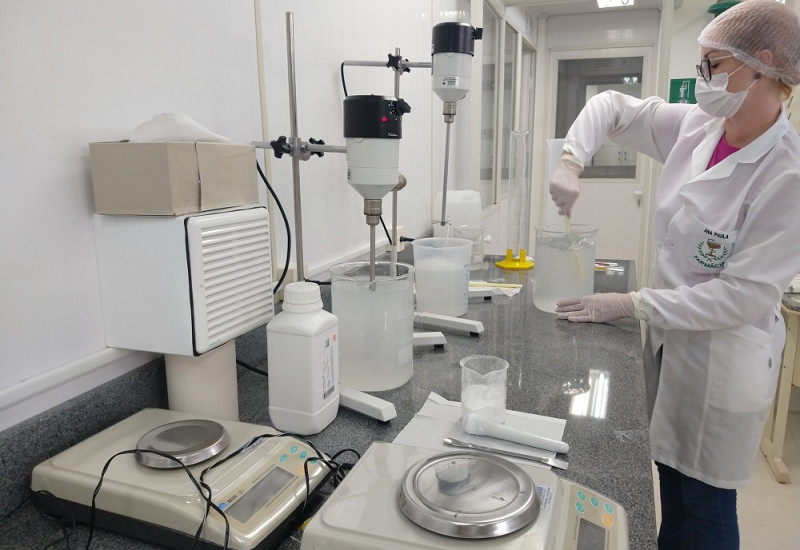 O álcool em gel foi produzido pelos professores doutores Ana Paula Christ, Eliandra Mirlei Rossi, Eduardo Ottobelli Chielli e pela técnica do Laboratório, Andreia Bordignon