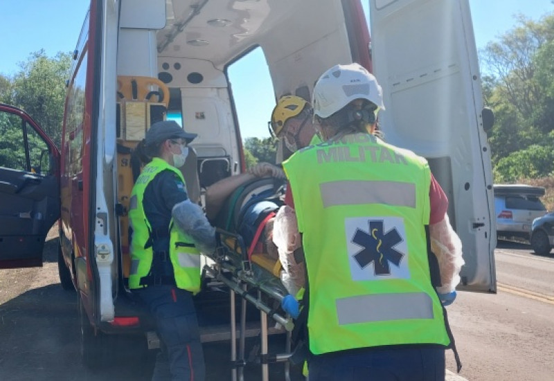 Motociclista ferido foi socorrido pelo Corpo de Bombeiros (Foto: WH3 Comunicações)