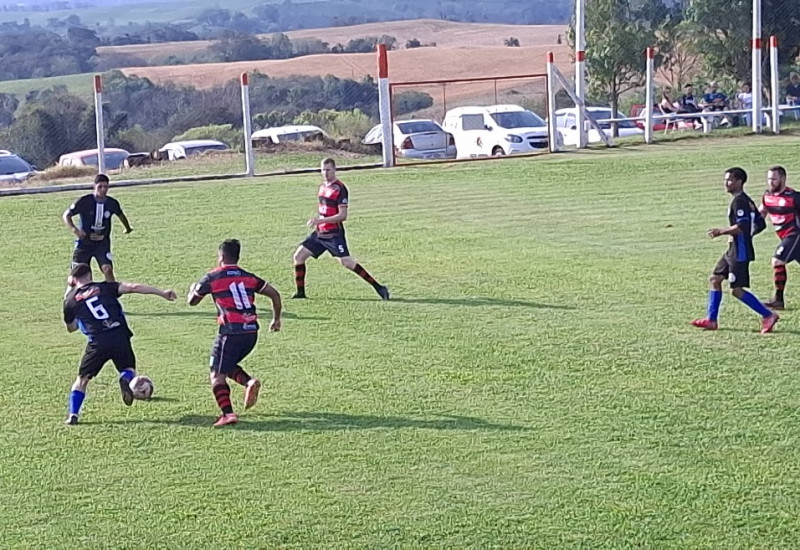 Num jogo de três expulsões, Flamengo e Cantareira ficaram no empate (Foto: Stenio Wathier/JRTV)