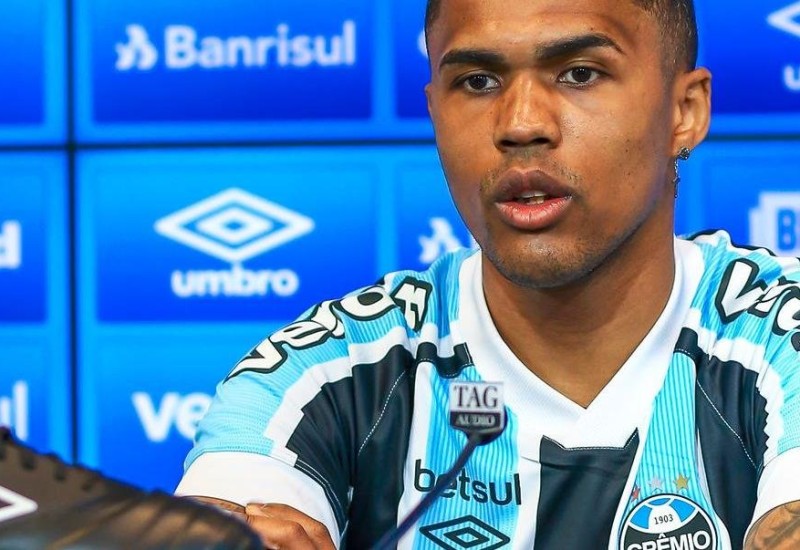 Jogador disse que pretende honrar o contrato que assinou (Foto: Lucas Uebel / Grêmio / Divulgação CP)