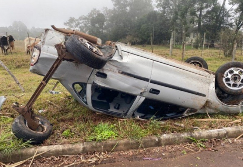 Carro ficou com os rodados para cima (Foto: Cristian Lösch)