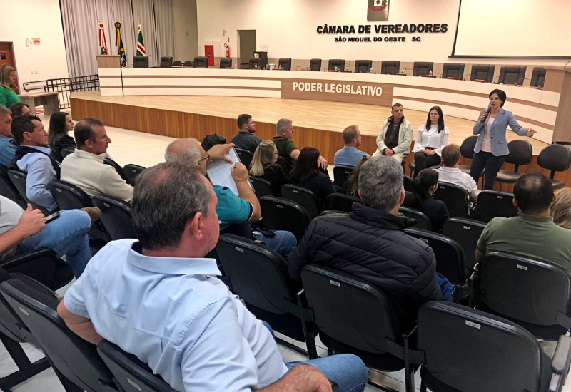 Presidente da Uvesc, Marcilei Vignatti, explanou sobre objetivos da entidade e serviços oferecidos | Foto: Divulgação/Câmara de Vereadores