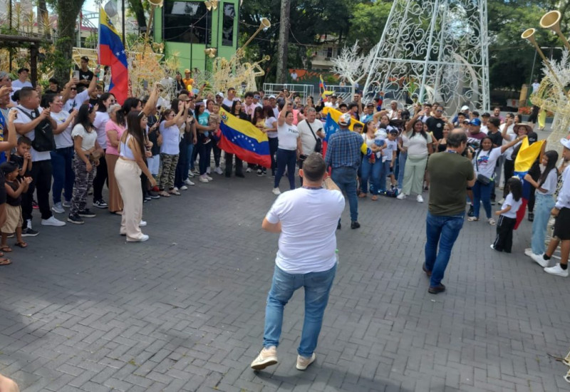 Em Chapecó os venezuelanos se reuniram na praça central (Foto: Vinícius Ranzan/NDTV/ND Mais)