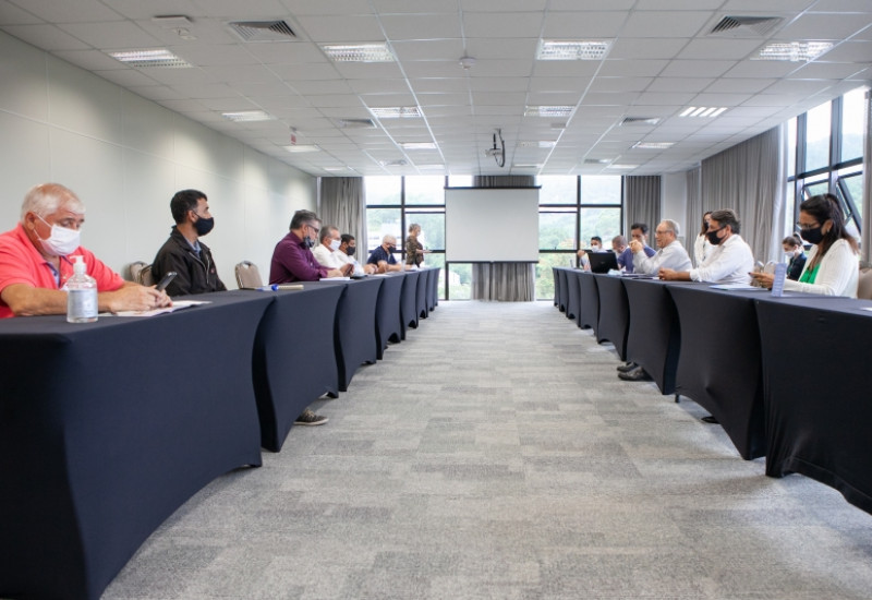Representantes dos empregadores e dos trabalhadores durante a negociação (Foto:Filipe Scotti)