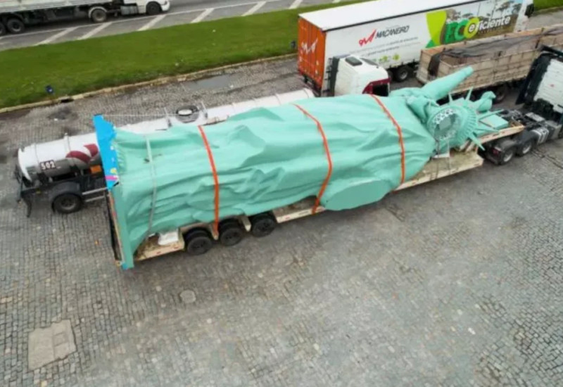 Estátua tem 24 metros de comprimento e pesa 8 toneladas (Foto: Havan/Divulgação)