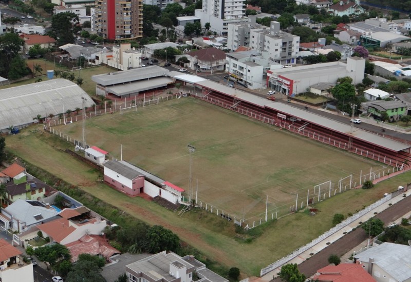 Gramado do Padre Aurélio Canzi sofre com a ausência de chuvas (Foto: Vinicios Ortiz/Guarani)