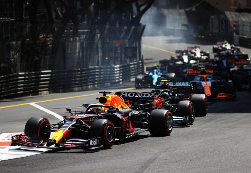 Verstappen se manteve em primeiro na largada — Foto: Bryn Lennon /Getty Images