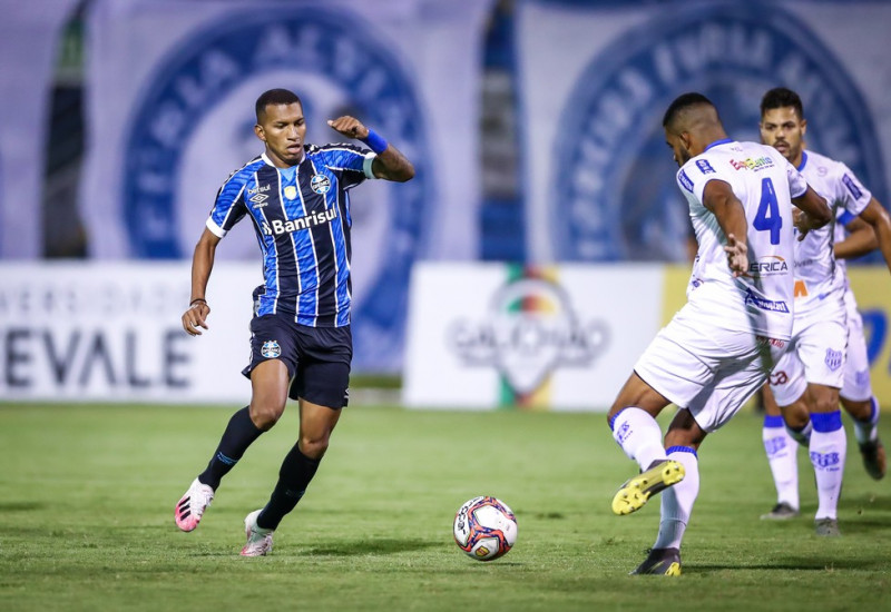 Léo Chú briga por espaço no grupo principal tricolor