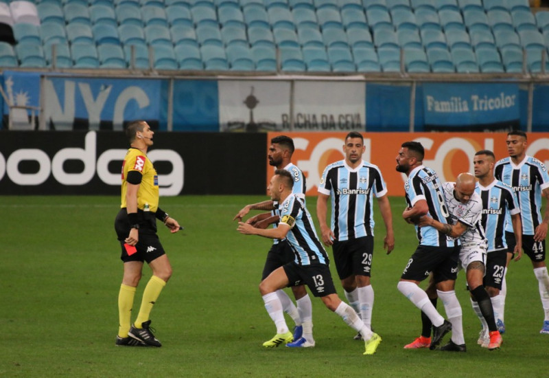 Arbitragem foi duramente criticada pelos jogadores gremistas (Foto: Eduardo Moura)
