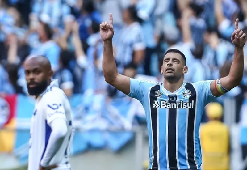 Diego Souza comemora gol em Grêmio x Cruzeiro (Foto: Pedro H. Tesch/AGIF)