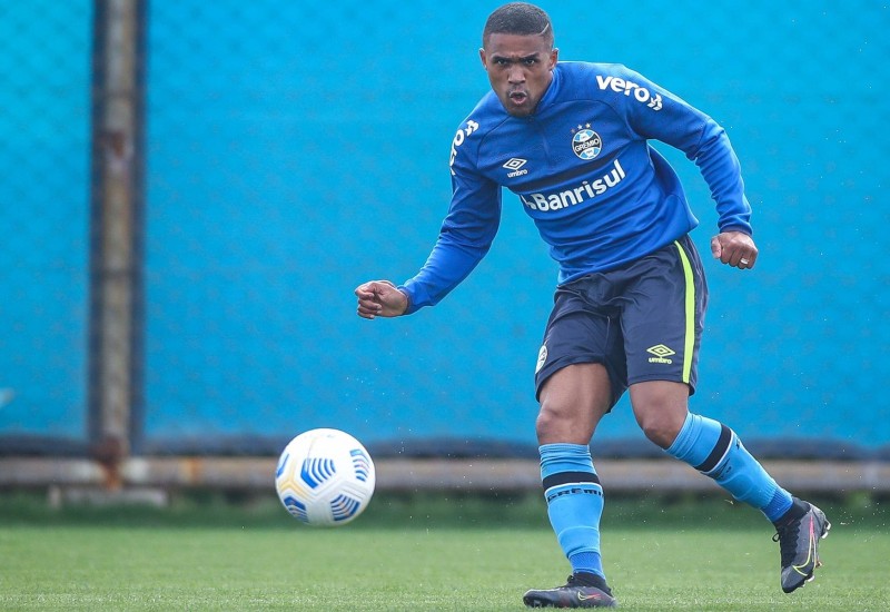 Douglas Costa decide seu futuro em reunião hoje com direção tricolor (Foto: Lucas Uebel / Grêmio / Divulgação)