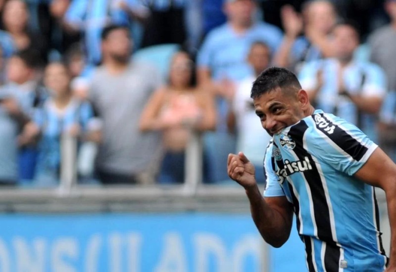 Centroavante voltou marcando três gols que deram o primeiro triunfo ao tricolor | Foto: Mauro Schaefer