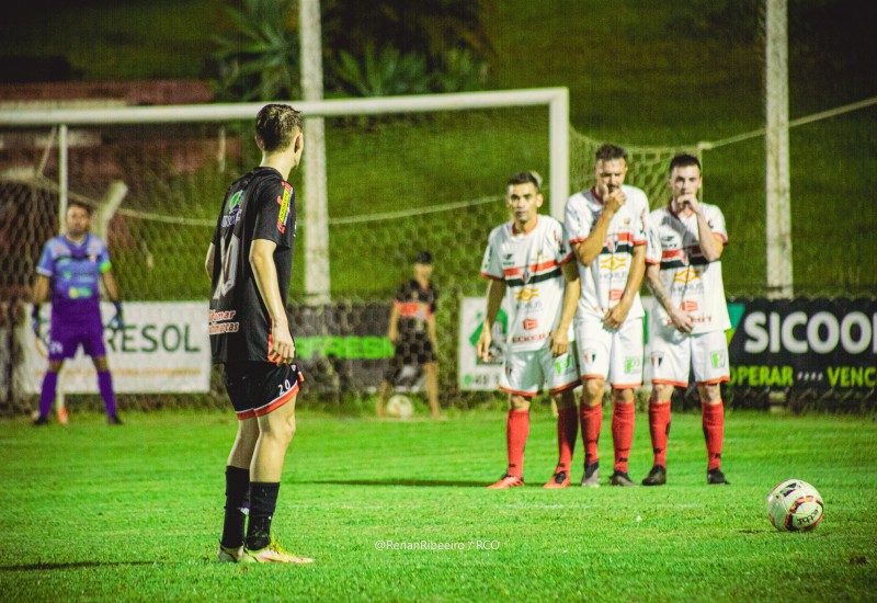 Bruninho, de grande atuação,  com um golaço de falta abriu o caminho da vitória do Guarani (Foto: Arquivo/Guarani)