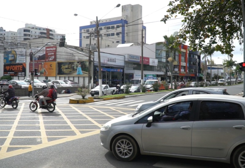 Mulher é arremessada de carro e fica ferida em Tubarão. – Foto: Christian Ayala / Divulgação ND