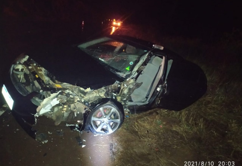 Os danos no carro de passeio foram de grande monta (Foto: PMRv)