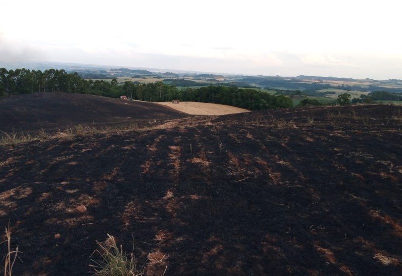 Incêndio na Linha Itapé, interior de Cunha-Porã durou cerca de 8 horas (Fotos: Corpo de Bombeiros)