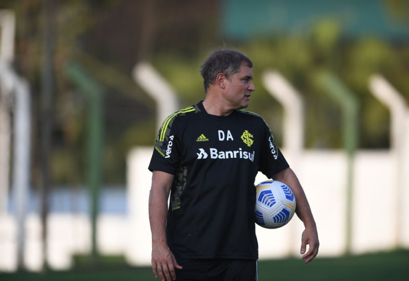 Diego Aguirre no treino do Inter, em Goiânia, antes de enfrentar o Atlético-GO — Foto: Ricardo Duarte/DVG/INter
