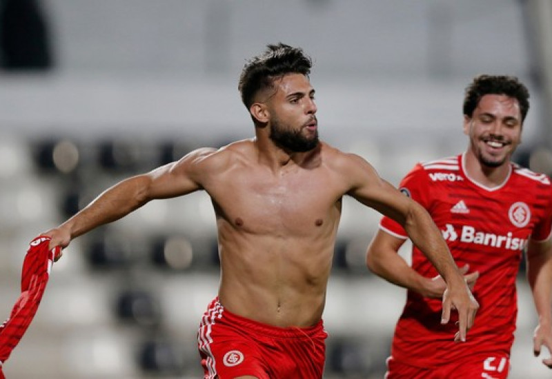 Yuri Alberto vibra com o gol da vitória (Foto: Reuters)