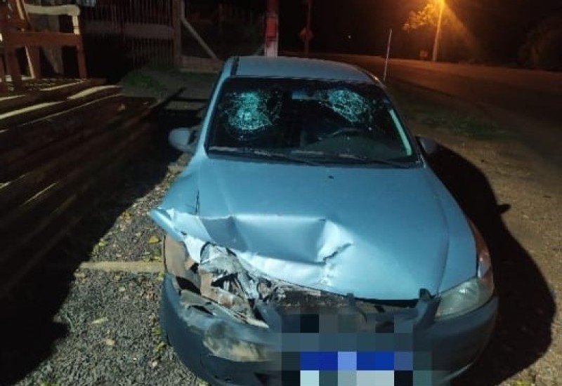 Carro de São Miguel do Oeste teve danos na parte frontal (Foto: PMRv)