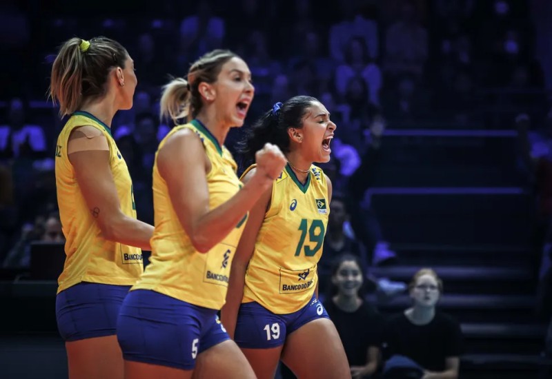Brasil festeja ponto durante jogo contra a Bélgica — Foto: Divulgação/FIVB