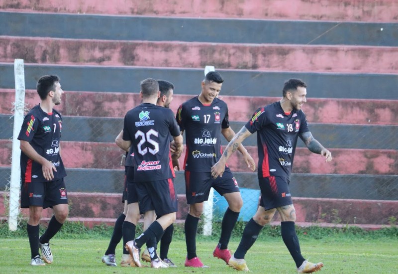 No momento crítico do jogo, Edi cresceu e com dois gols foi decisivo no vira-vira do Guarani (Foto: Luis Badaglin/Guarani)