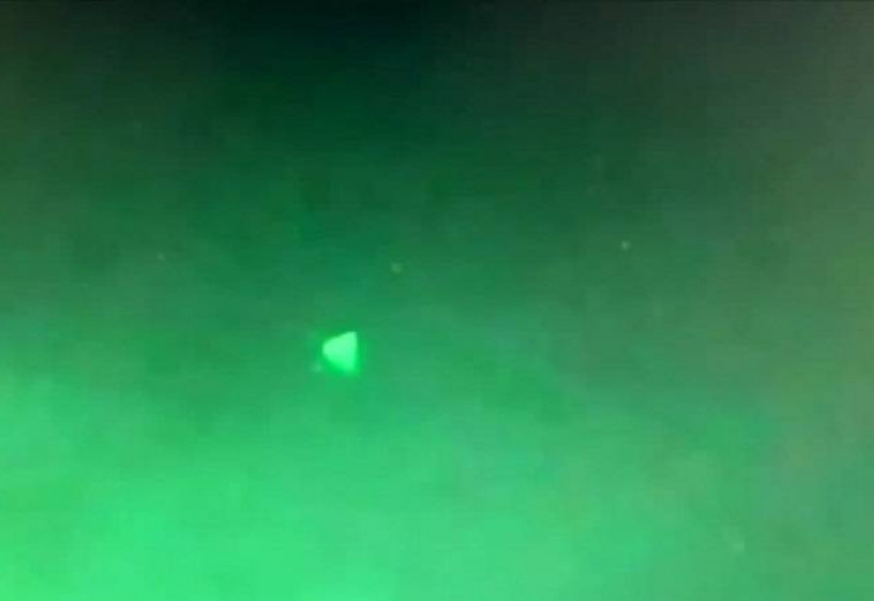 Imagens capturadas por documentarista Jeremy Corbell mostram objetos de formato triangular (Twitter/Reprodução)