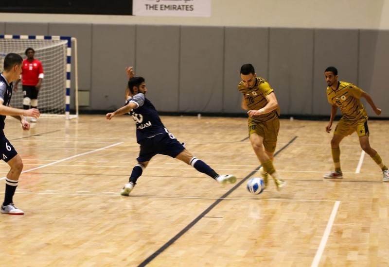 Peruzzo (com a bola) vem de uma grande temporada no futsal árabe (Foto: Facebook/Arquivo Pessoal)