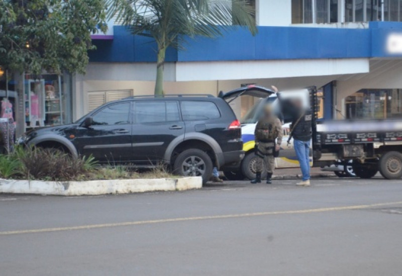 Mulher envolvida no crime foi presa no centro de São Miguel do Oeste. (Foto: Marcos Lewe / Rádio 103 FM)