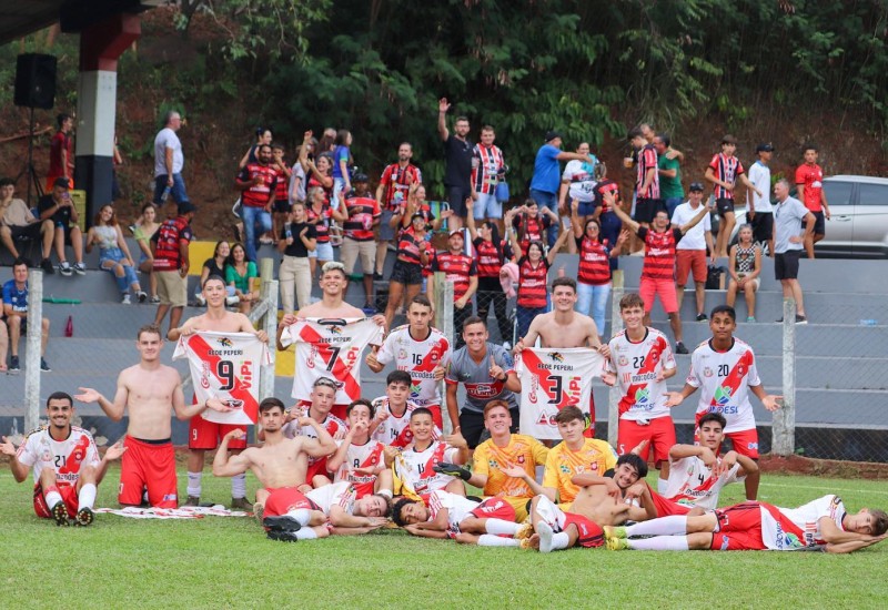 Na base da raça e superação, Guarani segurou o empate que lhe valeu vaga à final (Foto: Luis Badaglin/Guarani)