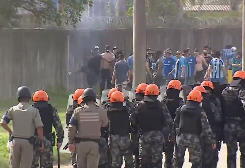 Torcedores tentaram invadir centro de treinamentos por acesso secundário — Foto: Reprodução / Dalmir Pinto / RBS TV
