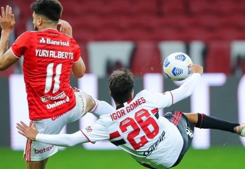 Igor Gomes acertou lindo voleio e fez o segundo do São Paulo no Beira-Rio (PEDRO H. TESCH/AGIF - AGÊNCIA DE FOTOGRAFIA/ESTADÃO)