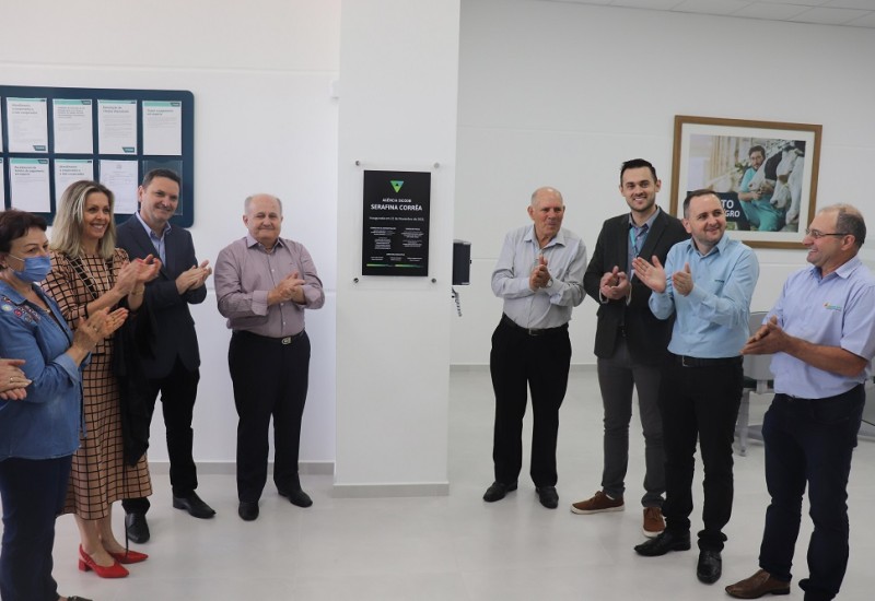 Participaram da inauguração da agência em Serafina Corrêa autoridades civis, militares e religiosas locais e regionais, associados, imprensa e profissionais da cooperativa.  Foto: Divulgação