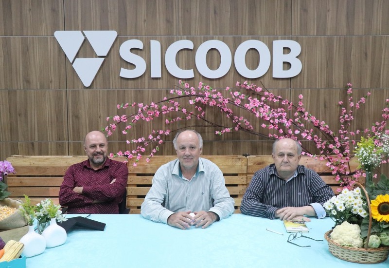 Dirigentes do Sicoob São Miguel apresentaram informações do novo Plano Safra. (esq/dir Pedro Vlademir Schutz – diretor financeiro, Edemar Fronchetti – presidente, Jaimir Balbinot – diretor operacional)