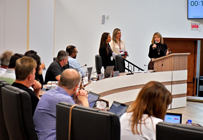 Representantes da Alesc apresentaram proposta durante sessão da Câmara | Foto: Tiarajú Goldschmidt/Câmara de Vereadores