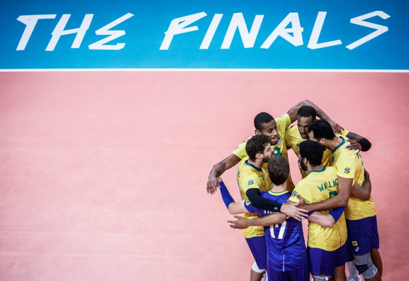 Brasil festeja ponto contra a França — Foto: Divulgação/CBV