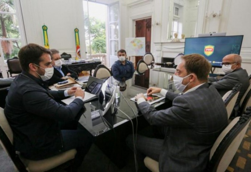 Eduardo Leite e Luciano Hocsman em reunião realizada no início de maio no Palácio Piratini Felipe Dalla Valle / Palácio Piratini/Divulgação