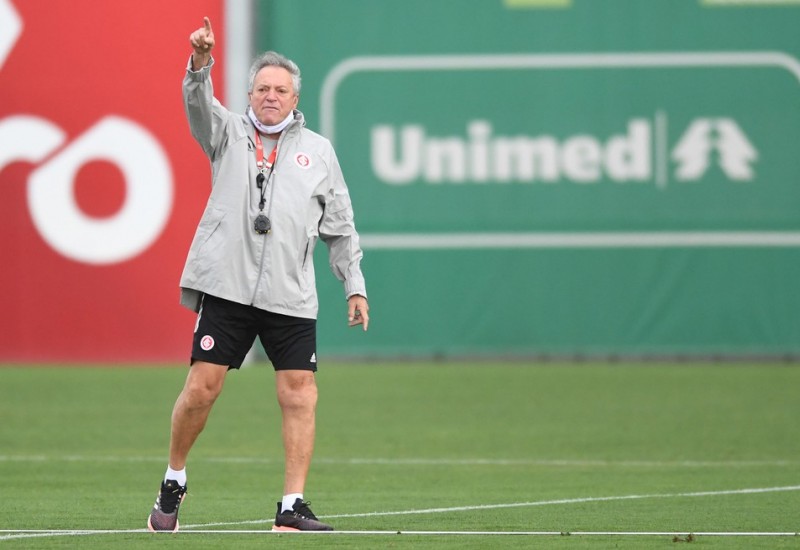 Técnico Abel Braga pode ficar de fora também do jogo contra o Boca, pela Libertadores